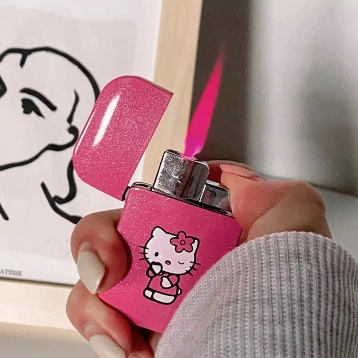 Briquet Hello Kitty Glow In The Dark avec flamme rose - connu de TikTok -  rechargeable